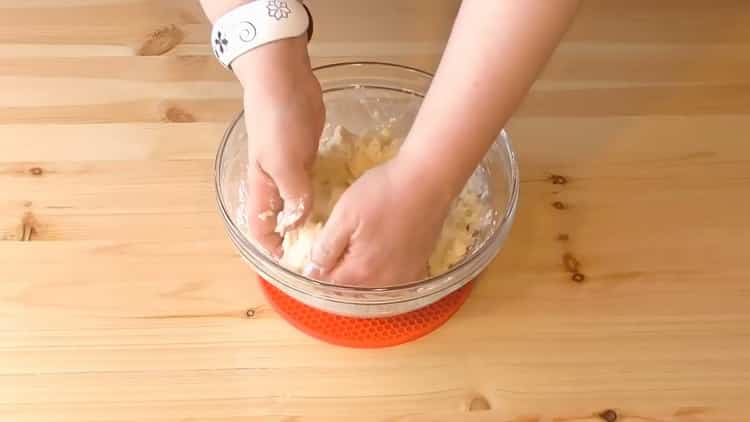 За да направите бутер тесто с извара, смесете съставките за тестото.