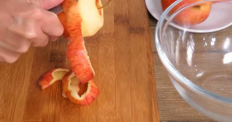 Ξεφλουδίστε το μήλο για να κάνετε πίτες ζαχαροπλαστικής με τα μήλα