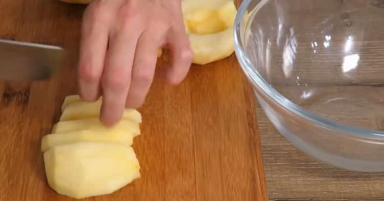 Norėdami gaminti pyrago pyragus su obuoliais, supjaustykite obuolį