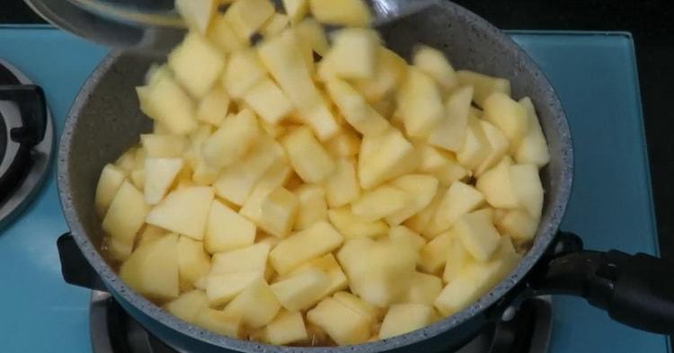 Per le torte fatte di pasta sfoglia alle mele, preparare il caramello