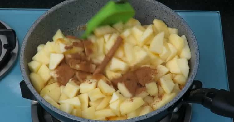 Bereiten Sie die Füllung vor, um Blätterteigpasteten mit Äpfeln zuzubereiten
