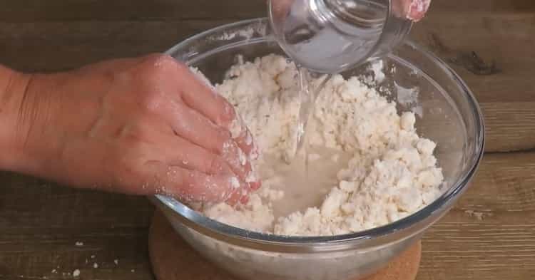Per preparare torte di pasta sfoglia con mele, aggiungere acqua