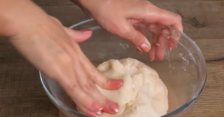 Per fare torte di pasta sfoglia con mele, impastare la pasta