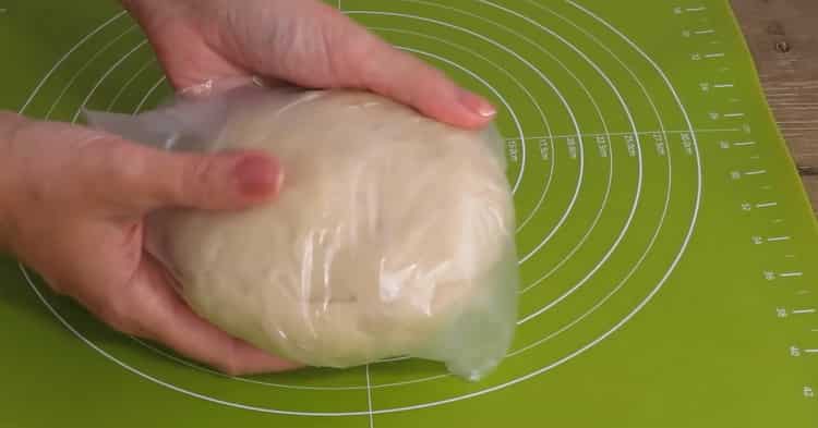 Per fare torte di pasta sfoglia con mele, metti l'impasto in un sacchetto