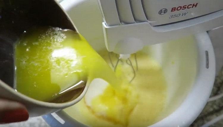 Разбийте яйцата с миксер, добавете сол, захар, разтопено масло.