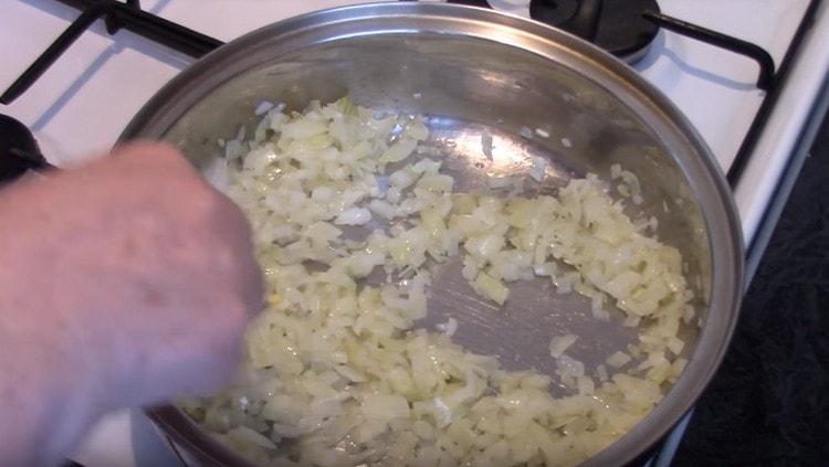 Σε μια κατσαρόλα με φυτικό λάδι, τηγανίζουμε τα κρεμμύδια.
