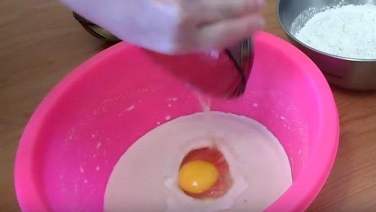 Добавете яйцето в тестото.