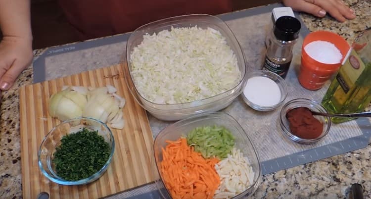 Για την πλήρωση, κόψτε το λάχανο, κόψτε όλα τα απαραίτητα λαχανικά.