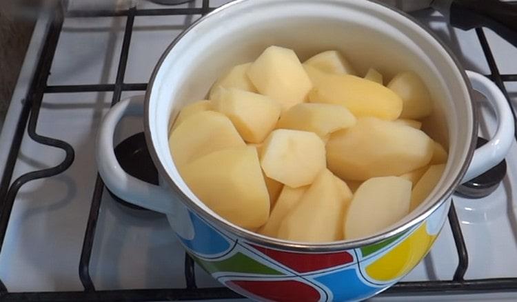 Peel at pakuluan ang patatas hanggang luto.
