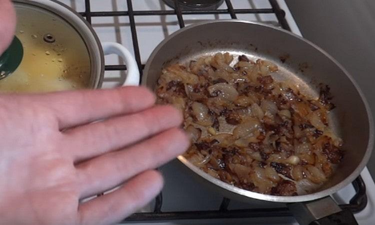 Tritare e friggere la cipolla fino a doratura
