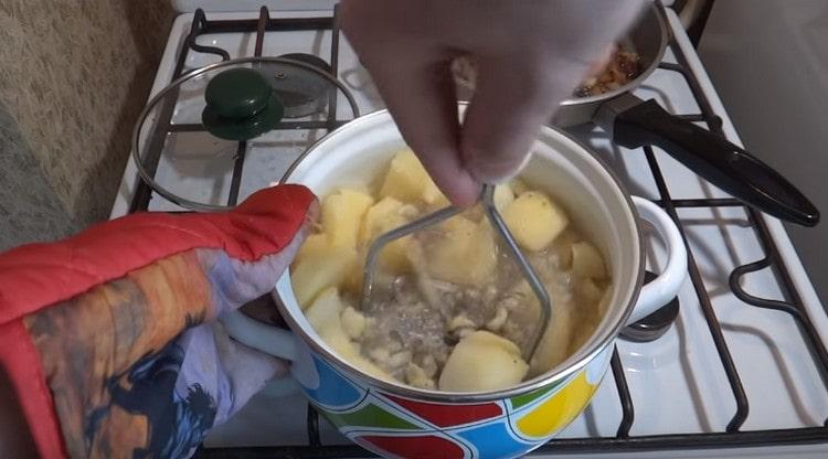 Kartoffelpüree kneten.