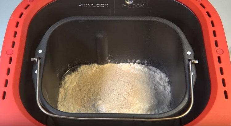 Тестото може да се омесва в машина за хляб, за това просто добавяме всички необходими компоненти за това.