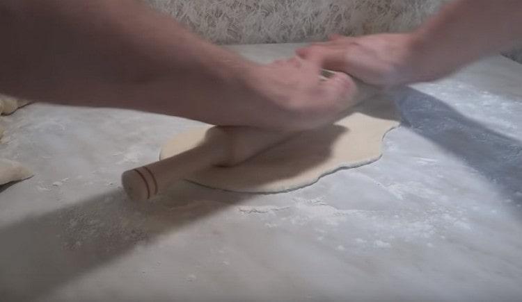 Stendere la pasta in uno strato sottile.