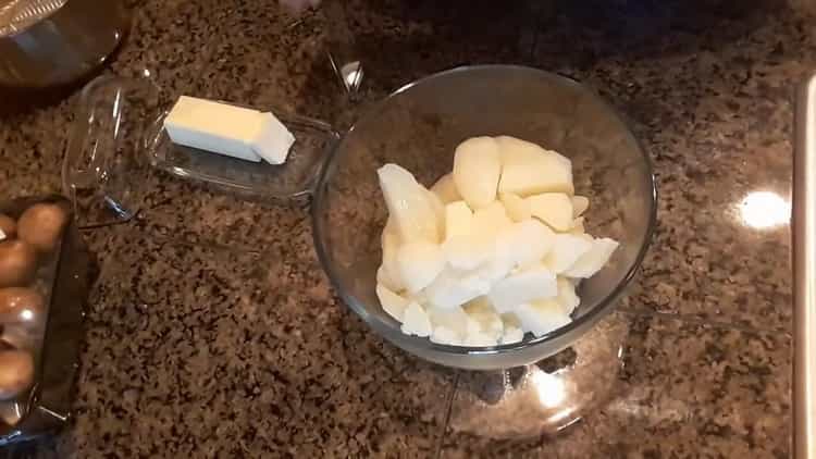 Per fare torte con patate e funghi, preparare purè di patate