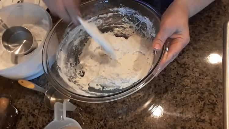 За да направите пайове с картофи и гъби, смесете съставките
