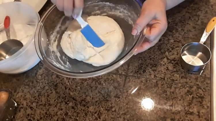 Um Pasteten mit Kartoffeln und Pilzen zuzubereiten, kneten Sie den Teig