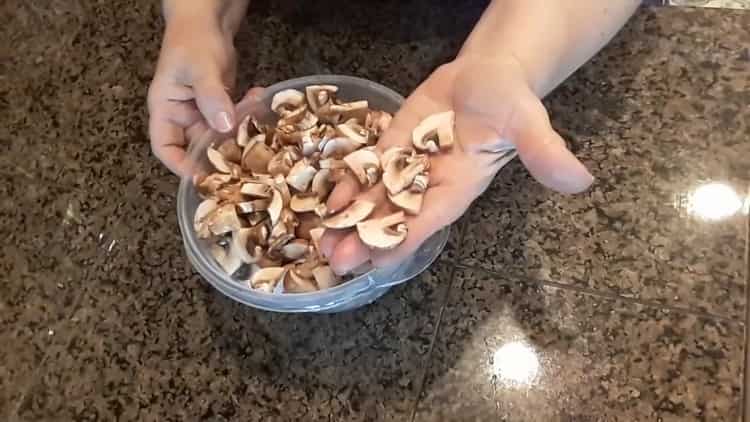 Per fare torte con patate e funghi, tagliare i funghi