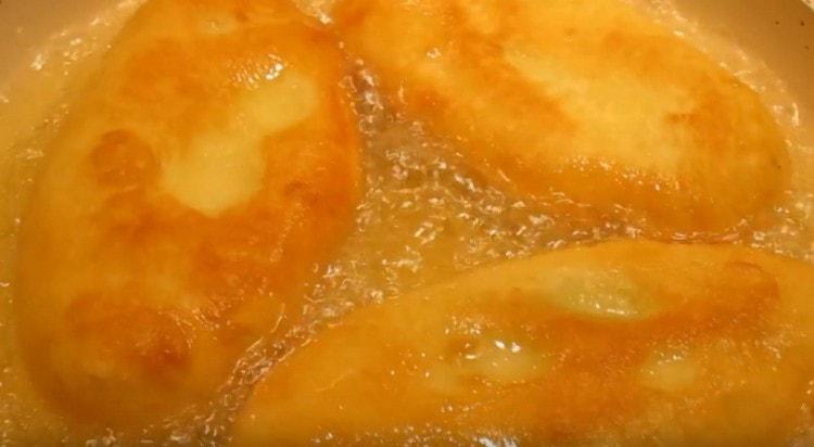 Fry pie sa isang kawali na may langis ng gulay.