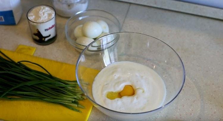 Aggiungi l'uovo alla massa di kefir.