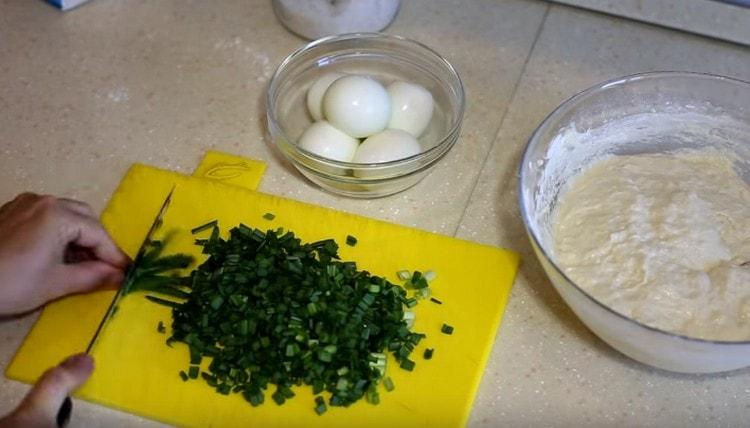 Nakrájejte zelenou cibuli na náplň