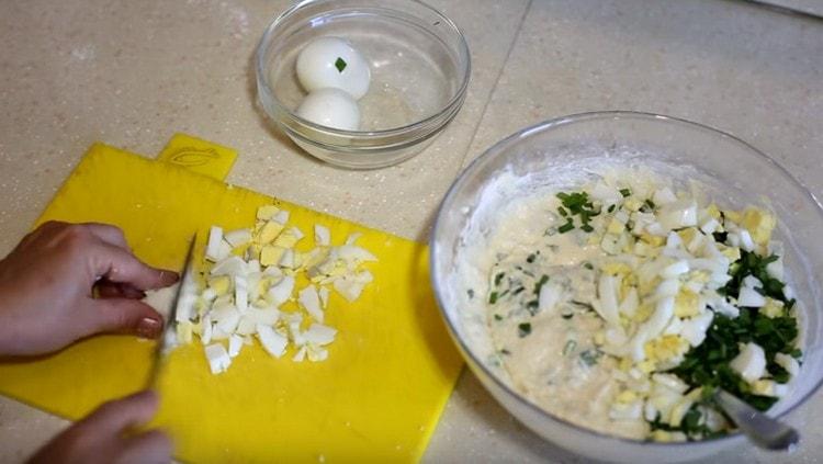 Нарязваме твърдо сварени яйца и също добавяме към тестото.