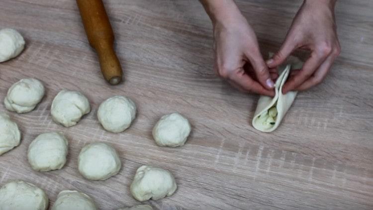 Mettendo il ripieno al centro delle tortillas. pizzicare delicatamente i bordi della torta.