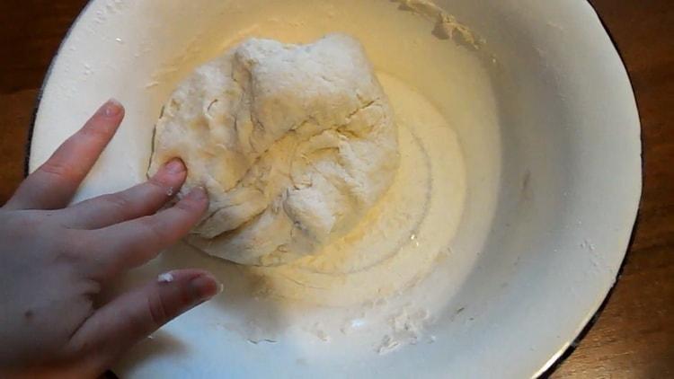 Per fare torte di marmellata, impastare la pasta