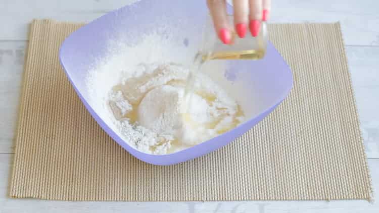 Омесете тестото, за да направите пайове с ориз и яйца