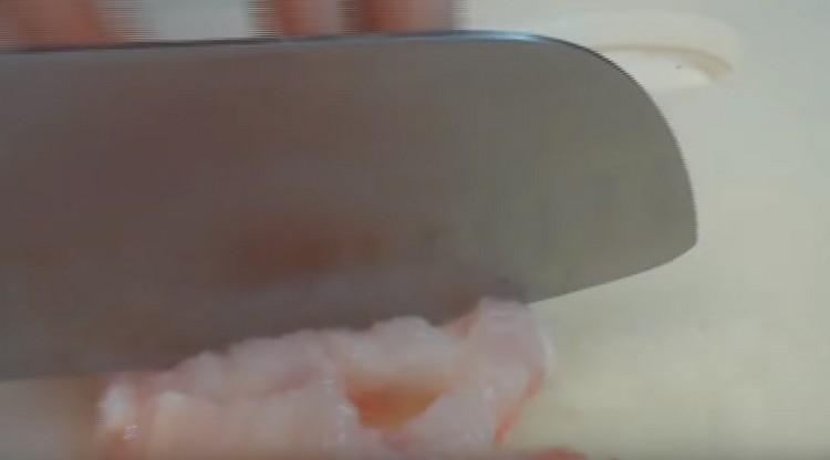 Per preparare il ripieno, tritare finemente il filetto di pesce.