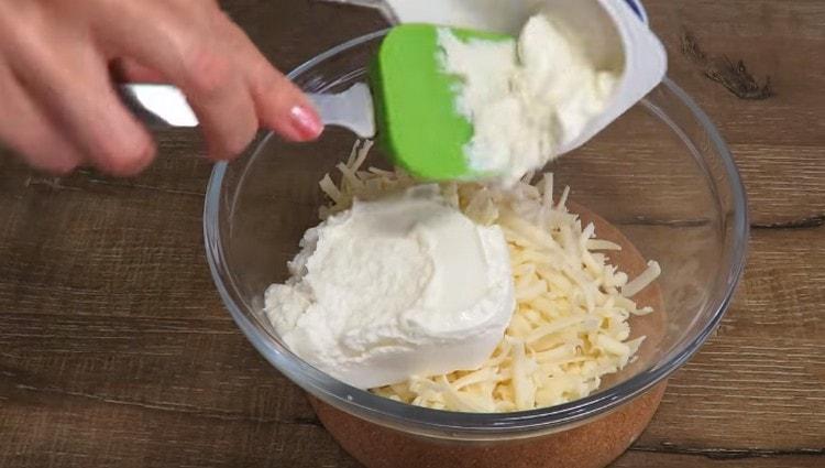 Įmaišykite grietinėlės sūrį į mocarelą.