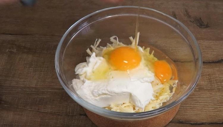 Προσθέστε 2 αυγά στη γέμιση.