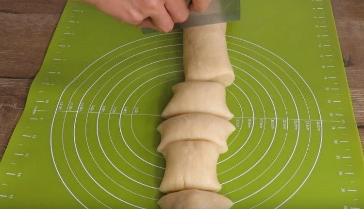 Tekerje a tésztát egy hengerre, és ossza meg azonos darabokra.