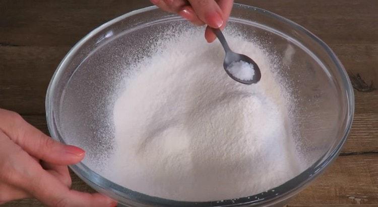 Į dubenį suberkite miltus, įberkite druskos.