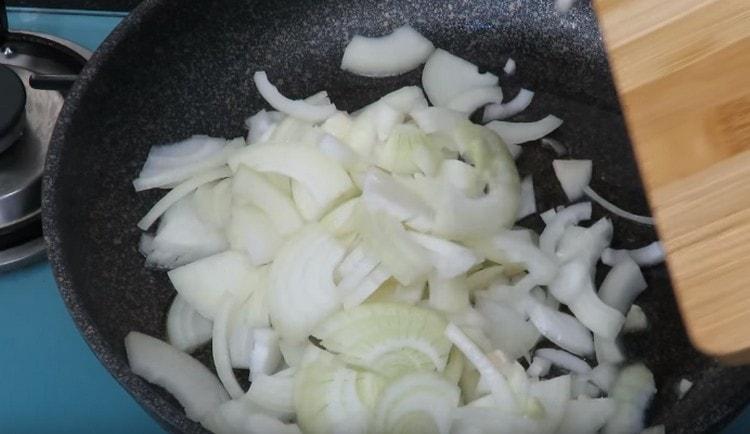 Tagliamo le cipolle abbastanza grandi e le mettiamo in una padella riscaldata con olio vegetale.