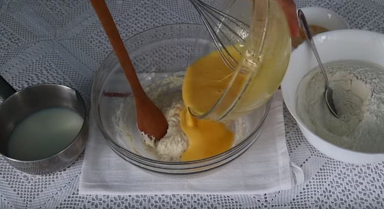 Aggiungi la massa di uova all'impasto misto.