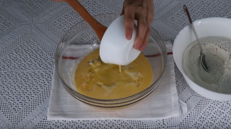 Geben Sie geschmolzene Butter in den Teig.