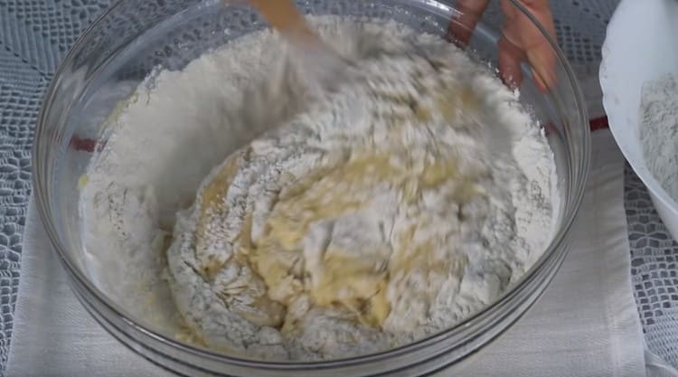 Добавете брашното и продължете с омесването на тестото.