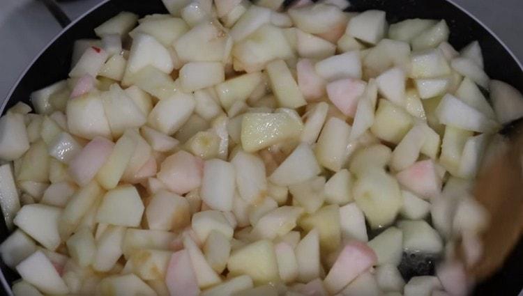 Adjunk hozzá alma szeleteket a serpenyőbe, és főzzük pároljuk.