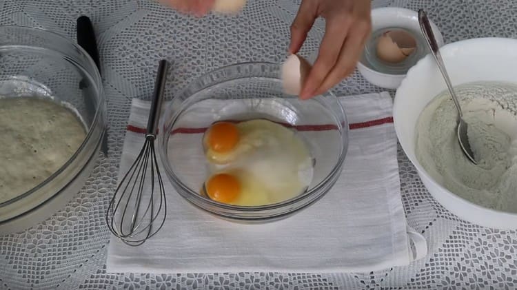 Įmaišykite kiaušinius į cukrų.