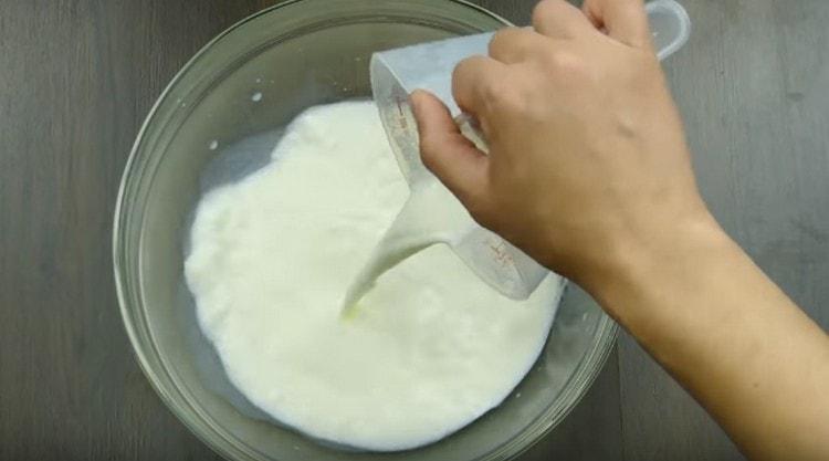 Versare latte caldo e acqua in una ciotola.