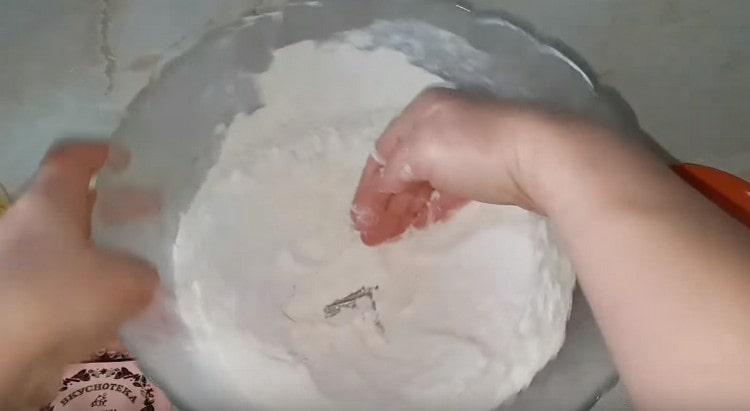 Setaccia la farina in una ciotola e crea una depressione.