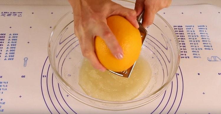 Reiben Sie die Orangenschale mit Butter zu Zucker.