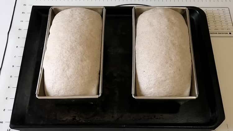 За да направите пшеничен ръжен хляб, разделете тестото на хляб