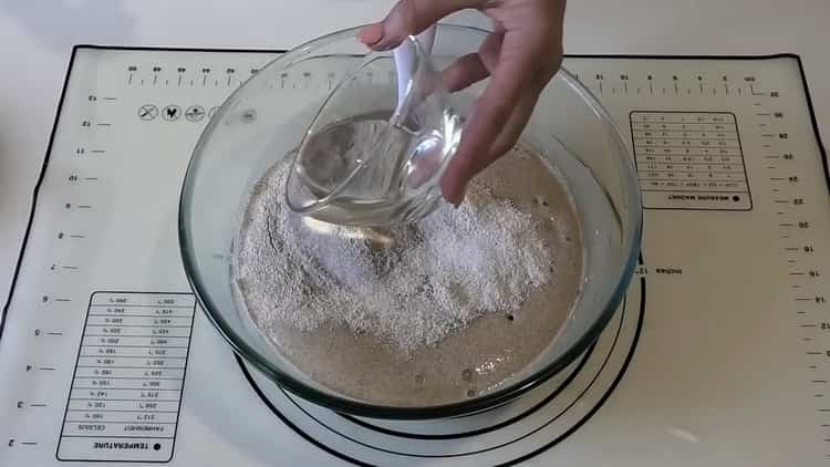 Szitálj lisztet búza rozskenyér készítéséhez