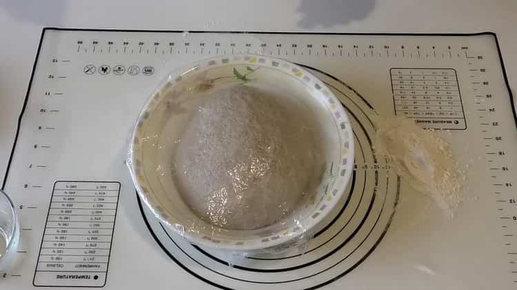 Búza rozskenyér készítéséhez tegye a tésztát egy film alá