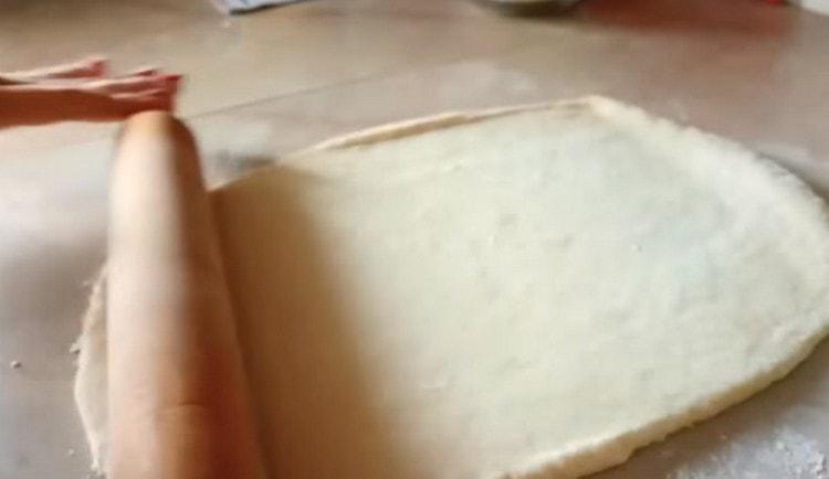 Stendere la pasta in uno strato con un mattarello.