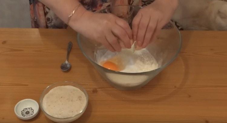 Добавете сол към брашното, разбийте яйцето.