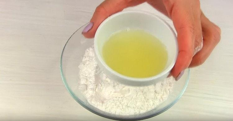 Per fare la glassa, mescola lo zucchero a velo con il succo di limone.