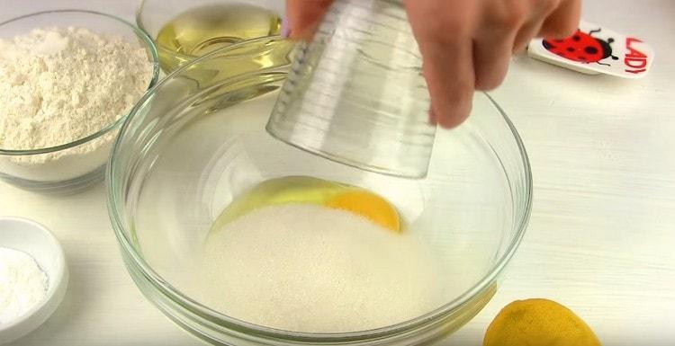 In una ciotola, sbattere le uova, aggiungere lo zucchero.