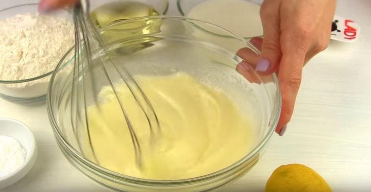 Vatkaa vispilä munat sokerilla rehevään massaan.